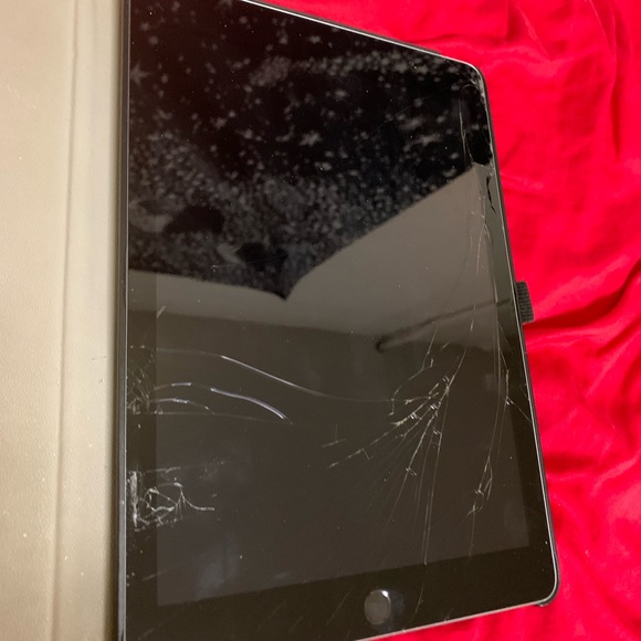 Apple iPad 6th Generation (2018) USED - Picture 2 of 4